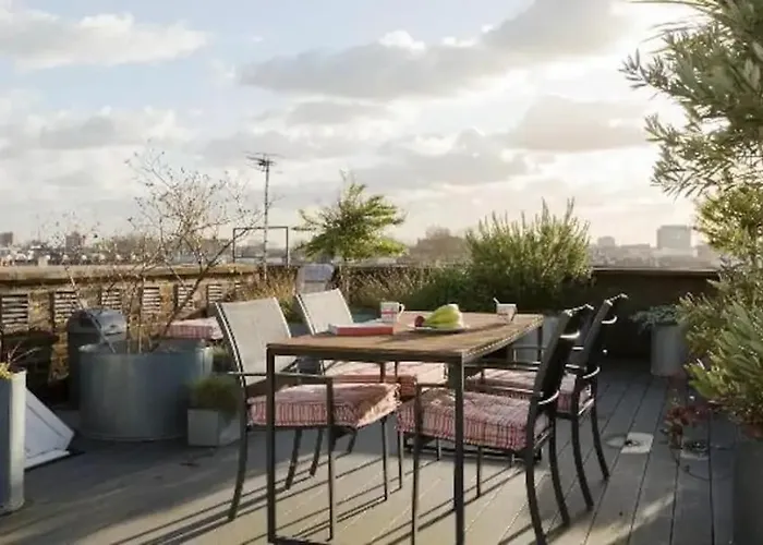 Amazing 2-Bed Flat With Roof Top Terrace